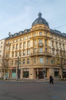 Berlin, Almanya - 2 Kasım 2025: Chausseestrasse 'deki tarihi bina.