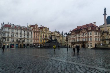 Prag, Çek Cumhuriyeti - 9 Kasım 2025: Bulutlu bir günde Eski Şehir Meydanı (Staromestske namesti).