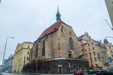 Prag, Çek Cumhuriyeti - 9 Kasım 2025: Resslova Caddesi 'nden görüldüğü üzere Zderaz' daki St. Wenceslas Kilisesi.