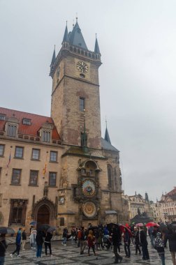 Prag, Çek Cumhuriyeti - 9 Kasım 2025: Astronomik saatli Prag Belediye Binası.