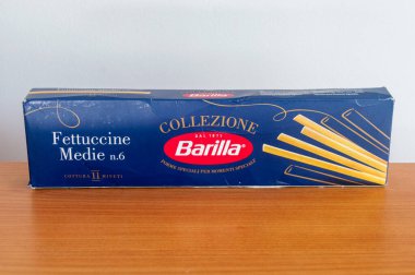 Pruszcz Gdanski, Polonya - 16 Kasım 2025: Barilla Callezione Fettuccine Medie n.6.