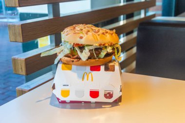 Olesnica Mala, Polonya - 27 Kasım 2025: McDonald 's Lumberjack kızgın biberli burger (Burger Drwala Ogniste Papryczki).