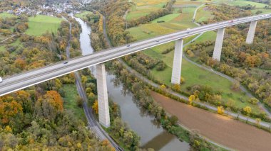 Mertert, Lüksemburg - 29 Ekim 2025: Almanya ile Lüksemburg arasındaki sınır köprüsünde hava manzarası.