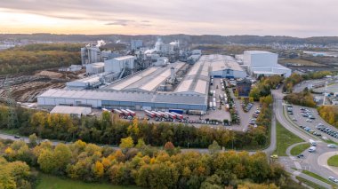 Soleuvre Sanem, Lüksemburg - 30 Ekim 2025 Kronospan Lüksemburg S.A. fabrikası.