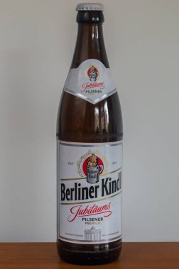 Pruszcz Gdanski, Polonya - 7 Aralık 2025: Bir şişe Berliner Kindl Jubilaums Pilsner Premium Birası.