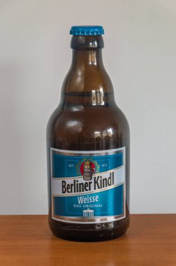 Pruszcz Gdanski, Polonya - 7 Aralık 2025: Bir şişe Berliner Kindl Weisse birası.
