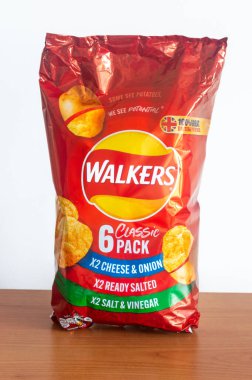 Pruszcz Gdanski, Polonya - 27 Aralık 2025: Aylaklar Klasik 6 paket cips.