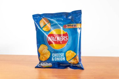 Pruszcz Gdanski, Polonya - 27 Aralık 2025: Walkers peyniri ve soğan cipsi.