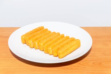 Balık fileto parmakları beyaz tabakta.