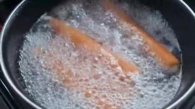 Bir tencere suda sosis pişirmek..