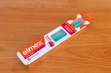 Pruszcz Gdanski, Poland- 21 Şubat 2026: Elmex ultra yumuşak İsviçre yapımı diş fırçası.