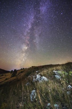 Gökyüzü görünür Samanyolu ile yıldızlarla dolu