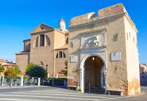 Chioggia, santa Maria stadsporten och kyrkan Stockbild