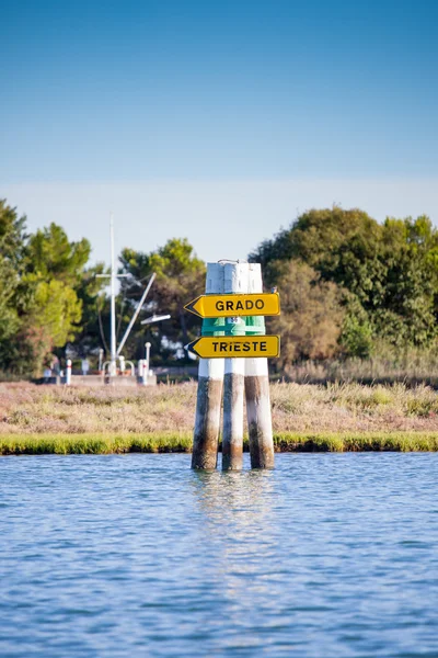 Boat sign in the lagoon of Grado. Friuli Venezia Giulia, Italy — Stock Photo, Image