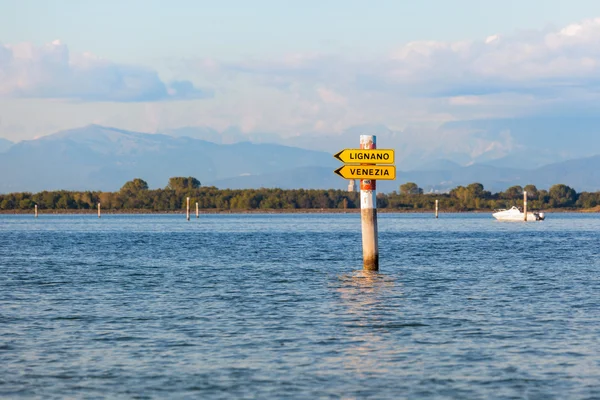 Znak łódź laguną Grado. Friuli Venezia Giulia, Włochy — Zdjęcie stockowe