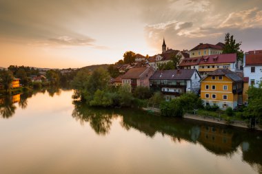 Novo Mesto ve nehir Krka görünümünü. Slovenya