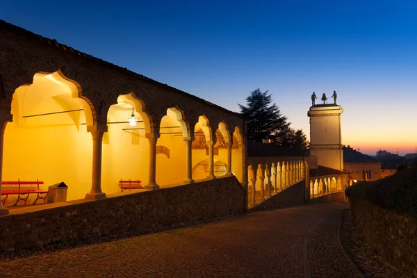 Udine, loggia och klocktornet — Stockfoto