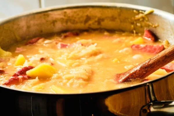 Preparando Saborosa Sopa Repolho Tcheco Caseiro Zelnacka Com Bacon Defumado — Fotografia de Stock