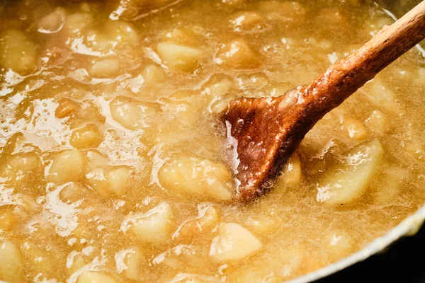 Preparando Marmelada Maçã Caseira Panela Cozinha Mexendo Com Colher Madeira — Fotografia de Stock