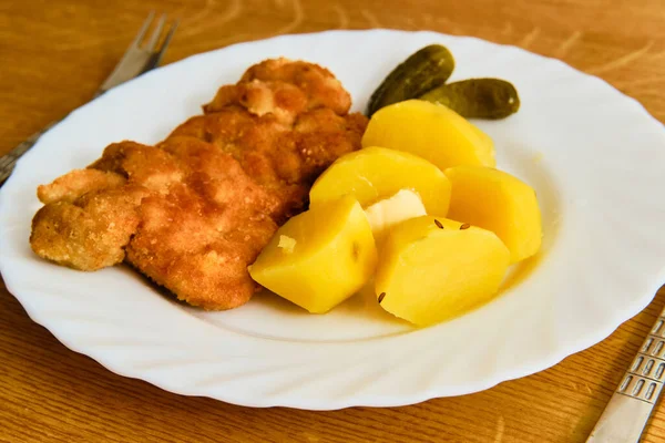 Leckeres Hausgemachtes Hähnchenkeule Schnitzel Mit Gekochten Kartoffeln Und Gurken Auf — Stockfoto