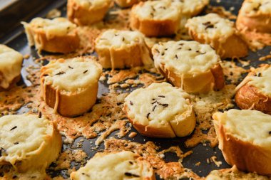 Hazır fırın aperatifleri - tereyağlı, peynirli ve kimyonlu hamur işi