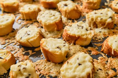 Hazır fırın aperatifleri - tereyağlı, peynirli ve kimyonlu hamur işi