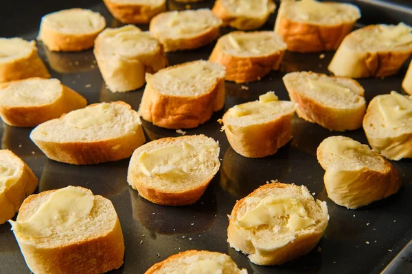 制作烤箱烤开胃菜 烤盘上有黄油的糕点 — 图库照片