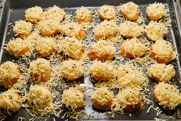 Zubereitung Ofengebackener Vorspeisen Teig Mit Butter Käse Und Kümmel Auf — Stockfoto