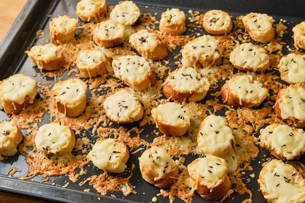 烹调好的烤箱烤开胃菜 烤盘上有黄油 奶酪和黄瓜的糕点 — 图库照片