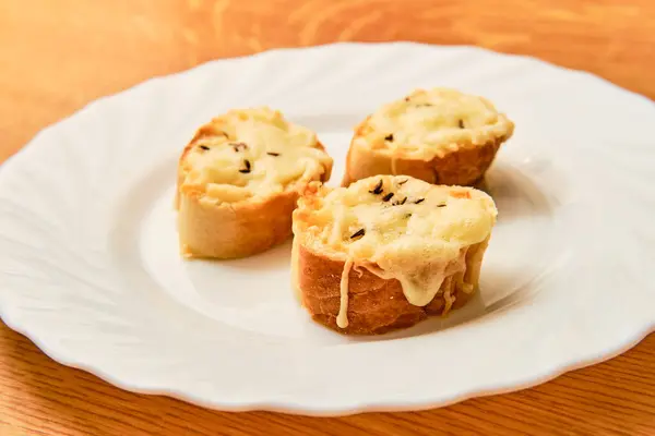 Leckere Ofen Gebackene Vorspeisen Mit Käse Und Kreuzkümmel Auf Weißem — Stockfoto