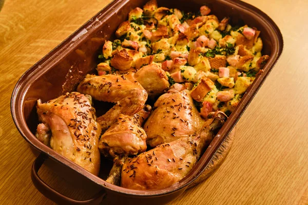 맛있는 오븐에 닭고기 국물을 프라이팬에 요리하는 — 스톡 사진