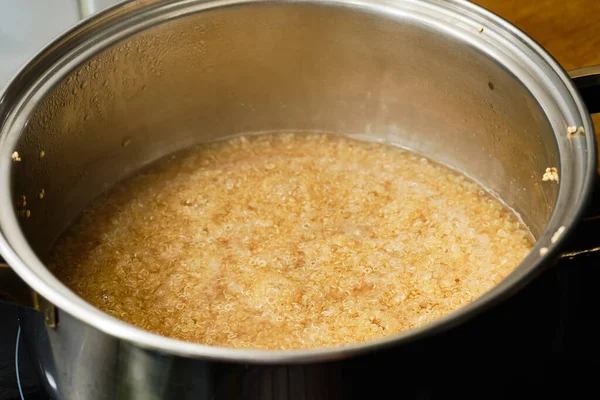 Preparação Quinoa Água Fervente Panela Fogão — Fotografia de Stock