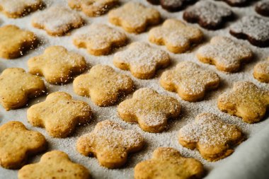Lezzetli dört yapraklı yonca şekilli Noel şekerlemeleri. Yemek tepsisinde kağıt üzerinde kar şekeri.