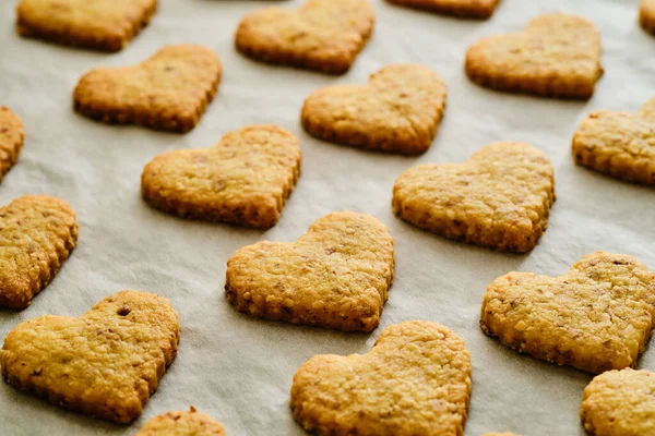 Biscuits Savoureux Forme Coeur Symbole Amour Sur Papier Cuisson — Photo