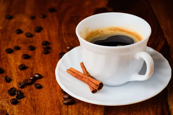 シナモンスティックとコーヒー豆とコーヒードリンクとカップ — ストック写真