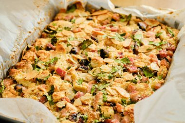 Ev yapımı geleneksel paskalya tavasında velikonocni nadivka fırını.