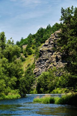Etrafta kayalar ve ağaçlar olan Dyje Nehri - Thaya doğal parkında