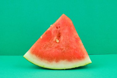 Yeşil arka planda lezzetli kırmızı karpuz.