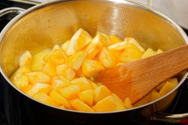 Pişirme tavasında elma reçeli hazırlanıyor