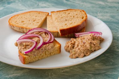 Lezzetli balık ezmesi ve beyaz tabakta ekmek.