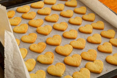 Lezzetli kalp şekilli makarna bisküvileri.