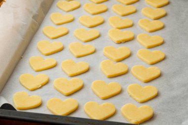 Fırın pişirmeden önce tepside linzer bisküvileri hazırlıyorum.