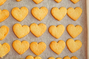 Lezzetli kalp şekilli linzer bisküviler.