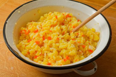 Lezzetli ev yapımı geleneksel Çek Noel patates salatasını beyaz kasede hazırlıyorum.