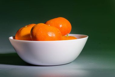 Kasede mandalina meyvesi ve arka planda yeşil ışık