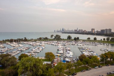 Chicago, IL - 23 Eylül 2020: Montrose Limanı, COVID-19 salgınından dolayı tekne sezonuna yavaş başlamasına rağmen sonbaharın başlarında dolu ve dolu bir halde duruyor.