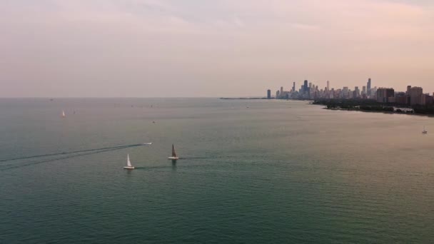 Luftaufnahme Wie Freizeitmotorboot Über Das Wasser Gleitet Der Nähe Von — Stockvideo