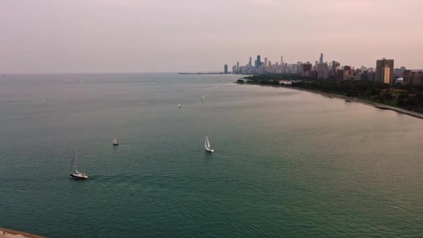 Gün Batımından Önce Sakin Michigan Gölü Giden Yelkenlilerin Hava Görüntüsü — Stok video