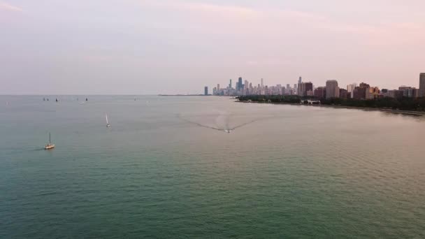 미시간주의 호수를 미끄러지듯 가로질러 모터보트가 보이는 가운데 가지기 범선들이 시카고의 — 비디오