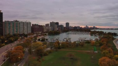 Belmont limanının ve Chicago 'nun kuzey tarafının güzel manzarası. Gün batımında Lincoln Park' taki Lake Shore Drive boyunca yüksek binalar..